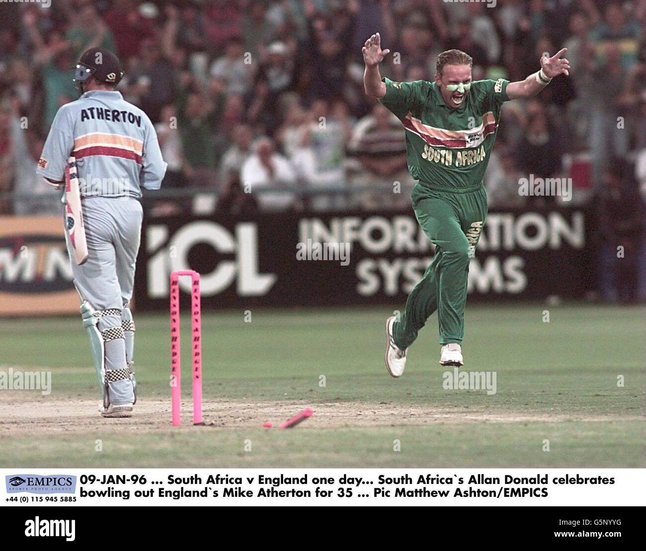 09-JAN-96 ... Eines Tages Südafrika gegen England. Südafrika`s Allan Donald feiert Bowling aus England`s Mike Atherton für 35 Stockfoto